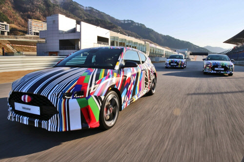 위장 래핑 상태의 신형 벨로스터 [사진 현대차 제공]